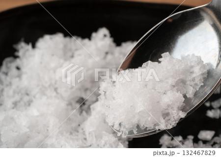 スプーンに載せた粗塩のクローズアップ 132467829
