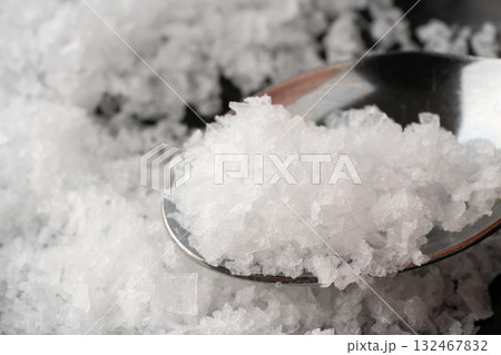 スプーンに載せた粗塩のクローズアップ 132467832