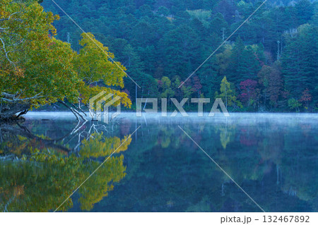 秋のオンネトー湖 秋のオンネトー湖 132467892