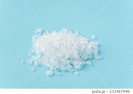 水色背景に粗塩 水色背景に粗塩 132467946