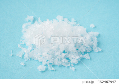 水色背景に粗塩 132467947