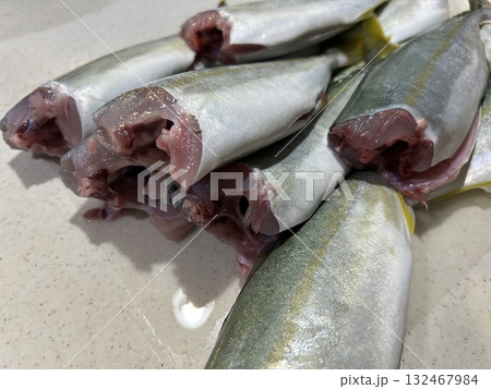 新鮮な魚を三枚おろしにする前の下処理 132467984