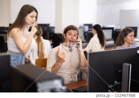 Female teacher urged to keep quiet over man talking loudly on phone during university lab 132467986