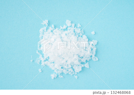 水色背景に粗塩 132468068