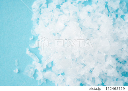 水色背景に粗塩のクローズアップ 132468329