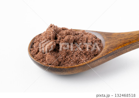白背景にスプーンに載せた砂糖入りのココアの粉のクローズアップ 132468518