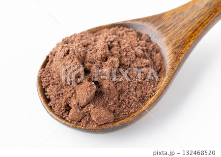 白背景にスプーンに載せた砂糖入りのココアの粉のクローズアップ 132468520