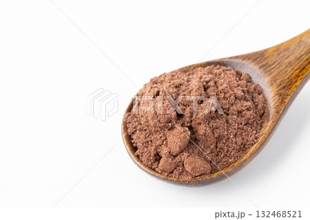 白背景にスプーンに載せた砂糖入りのココアの粉のクローズアップ 132468521
