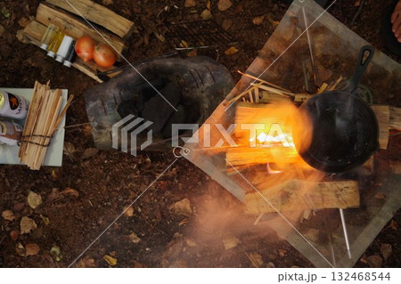 焚き火とスキレットのキャンプ料理 132468544
