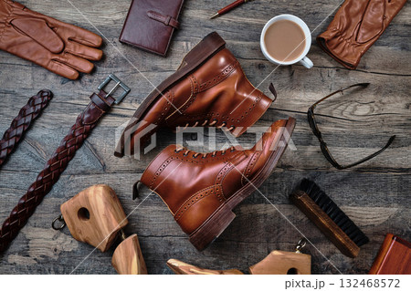 木の板の上のウィングチップブーツ 木の板の上のウィングチップブーツ 132468572