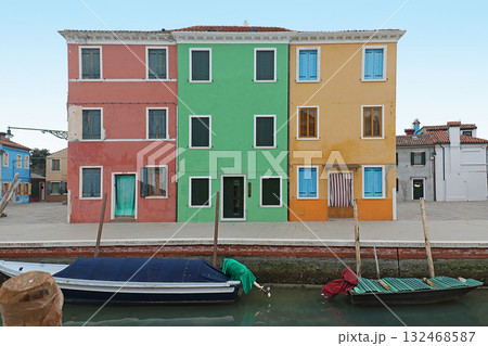 Houses by canal 132468587