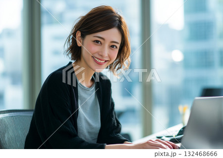パソコンを使う笑顔の女性ビジネスパーソン 132468666
