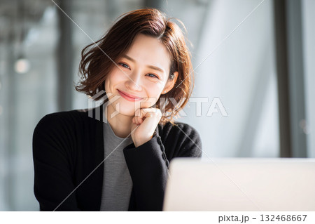 パソコンを使う笑顔の女性ビジネスパーソン 132468667