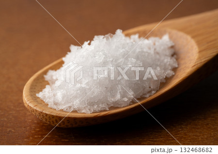 木のスプーンに載せた粗塩のクローズアップ 132468682