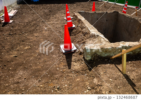 解体工事後の更地と三角コーン　a-1 132468687