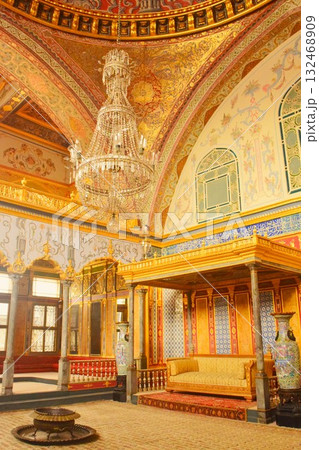 トプカプ宮殿 Imperial Hall with the throne of the sultan 132468909