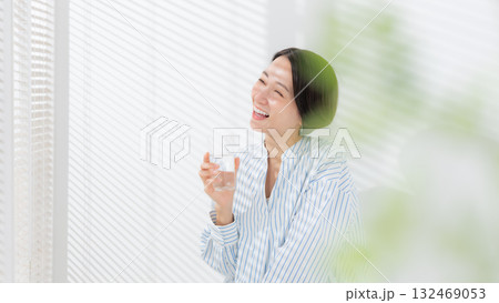 ミネラルウォーターを飲む女性	 132469053