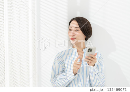 女性 スマートフォン スマホ 女性 スマートフォン スマホ 132469071