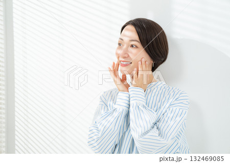 女性　ビューティー　スキンケア	 132469085