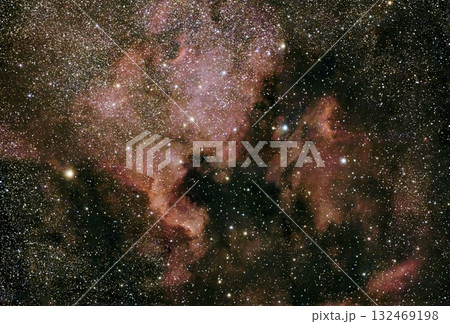 天の川と星雲の美しい宇宙 132469198