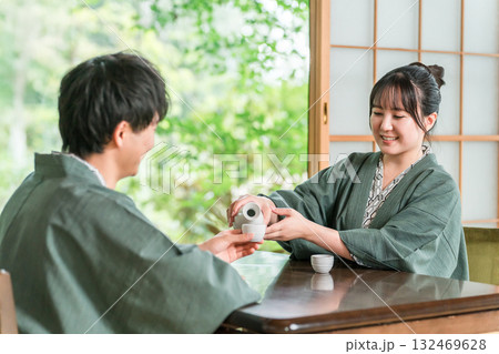 旅館の和室で浴衣姿でお酌する男女,夫婦,カップル 旅館の和室で浴衣姿でお酌する男女,夫婦,カップル 132469628