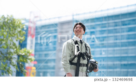 現場で働く若手（ネクタイ有パターン） 132469698