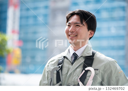 現場で働く若手（ネクタイ有パターン） 132469702