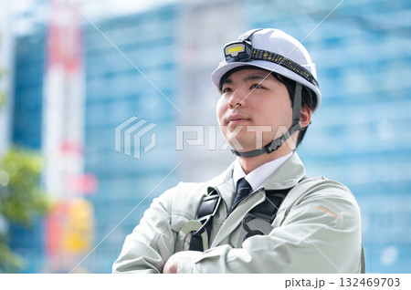 現場で働く若手（ネクタイ有パターン） 132469703