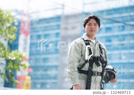 現場で働く若手（ネクタイ無しパターン） 132469713