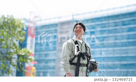 現場で働く若手(ネクタイ無しパターン) 現場で働く若手(ネクタイ無しパターン) 132469715