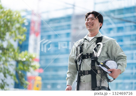 現場で働く若手（ネクタイ無しパターン） 132469716