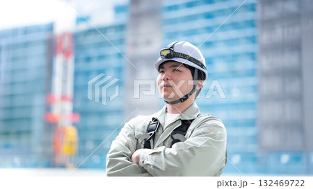 現場で働く若手（ネクタイ無しパターン） 132469722