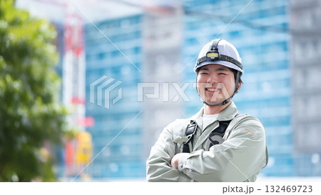 現場で働く若手(ネクタイ無しパターン) 現場で働く若手(ネクタイ無しパターン) 132469723