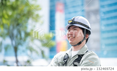 現場で働く若手（ネクタイ無しパターン） 132469724