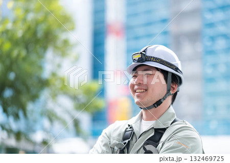 現場で働く若手（ネクタイ無しパターン） 132469725