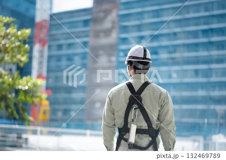 現場を支える作業員の背中 132469789
