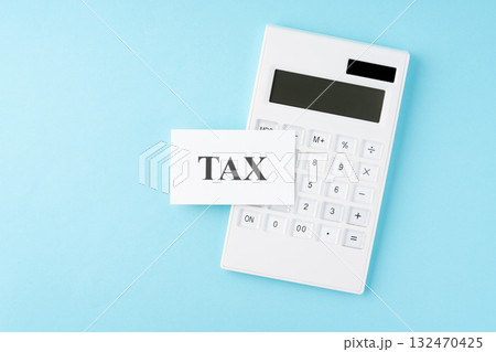水色背景にTAXの文字と電卓 水色背景にTAXの文字と電卓 132470425