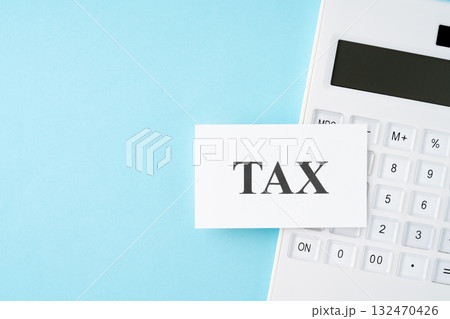 水色背景にTAXの文字と電卓 132470426