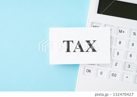 水色背景にTAXの文字と電卓 132470427