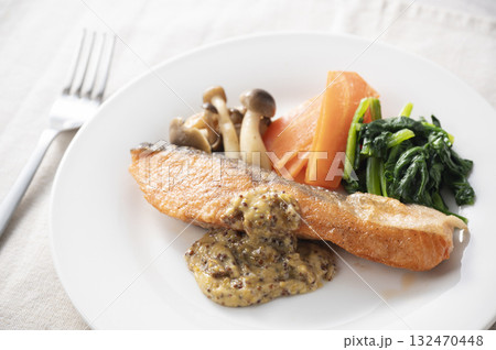 鮭のムニエル ハニーマスタードソース 鮭のムニエル ハニーマスタードソース 132470448