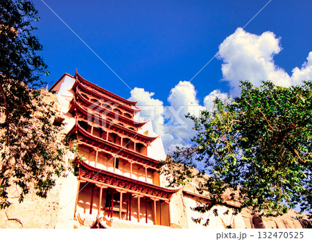 シルクロード・敦煌の莫高窟と入道雲合成 132470525