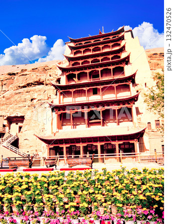 シルクロード・敦煌の莫高窟と入道雲合成 132470526