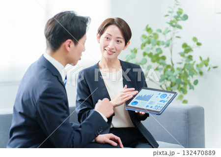 タブレットを使ってミーティングをするビジネスパーソン タブレットを使ってミーティングをするビジネスパーソン 132470889