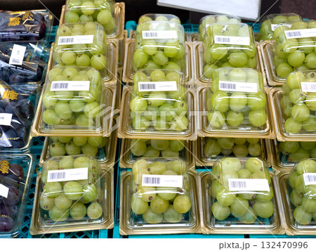 店頭に並んだシャインマスカット 店頭に並んだシャインマスカット 132470996