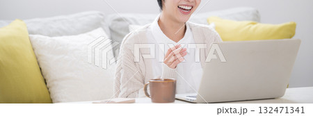 オンラインでパソコンでミーティングする女性 顔無しのバナー オンラインでパソコンでミーティングする女性 顔無しのバナー 132471341