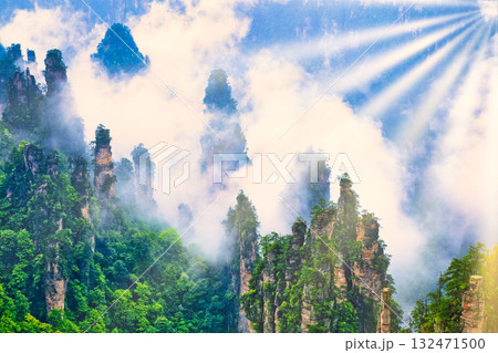 武陵源の美しい奇岩群に差し込む太陽光線合成 132471500