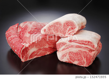 黒毛和牛ブロック肉の集合（肩ロース・サーロイン・リブロース） 132471935