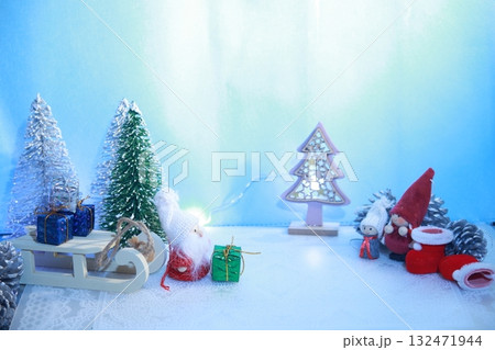 白いクリスマスツリーと雪の中のサンタクロース 白いクリスマスツリーと雪の中のサンタクロース 132471944