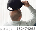 薄毛を気にしているミドル男性 132474268