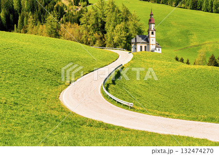 ヨーロッパの美しい田園風景とヨーロッパ風教会合成 ヨーロッパの美しい田園風景とヨーロッパ風教会合成 132474270